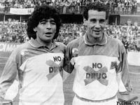Maradona con la maglietta No drug (no alla droga)